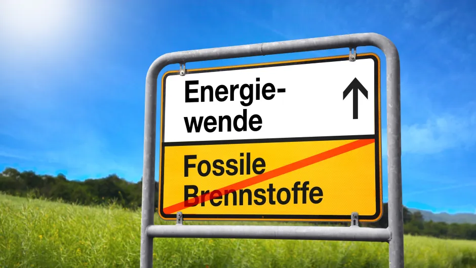 Blick auf ein Straßenschild mit der Aufschrift "Energiewende" oben und unten, durchgestrichen "Fossile Brennstoffe" 